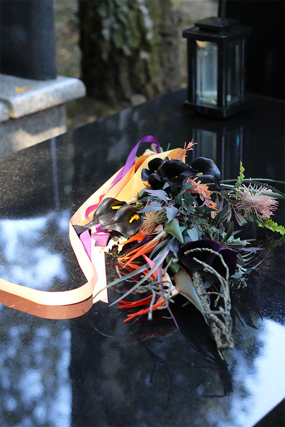 Ninase, bukiet nagrobny z czarnymi kaliami