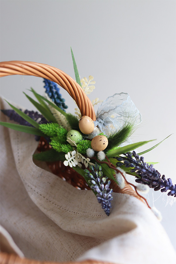 Debbie Blue, dekorowany koszyczek wielkanocny z serwetką