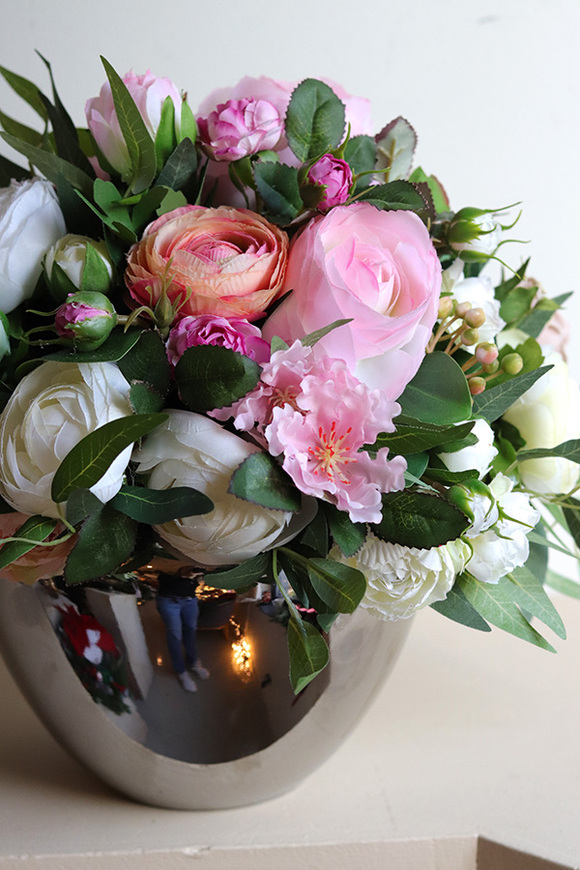 Cinderella Rosalia, efektowna kompozycja kwiatowa