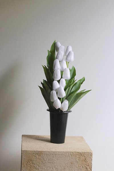 Tulippo White, nowoczesny bukiet nagrobny we wkładzie