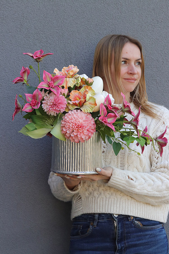 Norblina Hillton, kolorowa kompozycja kwiatowa