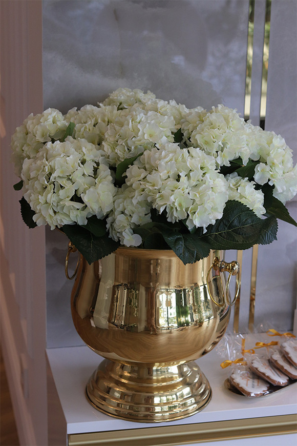 Hortensje Secret of Flowers, kompozycja kwiatowa w coolerze