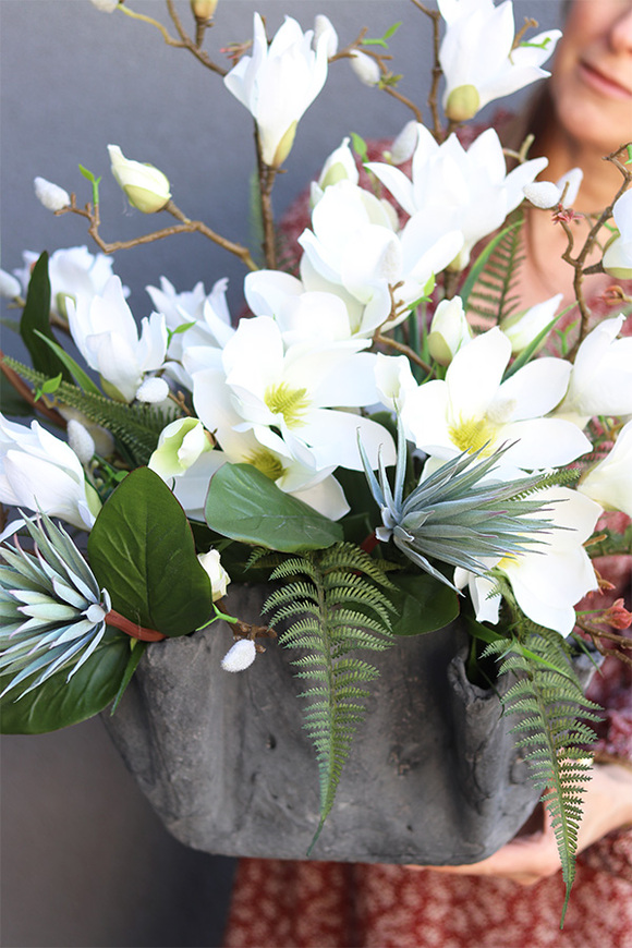 White Magnolie Volcan, nowoczesna kompozycja nagrobna w misie