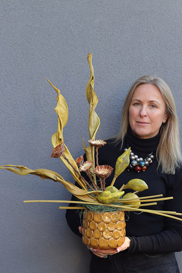 Dijon, żółta kompozycja kwiatowa z suszem