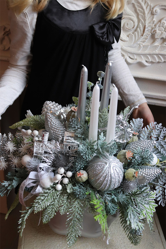 Frozen Xmas Faces, adwentowy stroik w srebrnym naczyniu