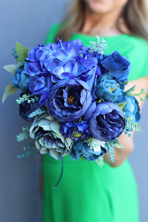 Blue Redra, bukiet granatowych kwiatów do ręki