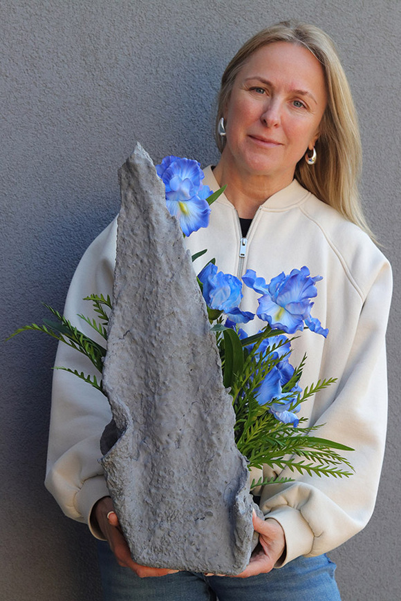 Irysy Volcan, kompozycja nagrobna w misie