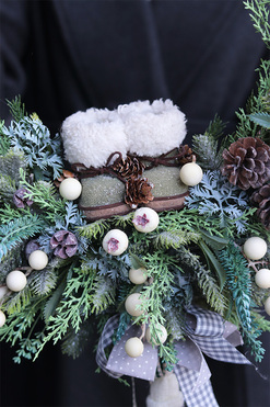 Zimowe Buty, asymetryczny wianek na zimowy czas, śr.45cm 