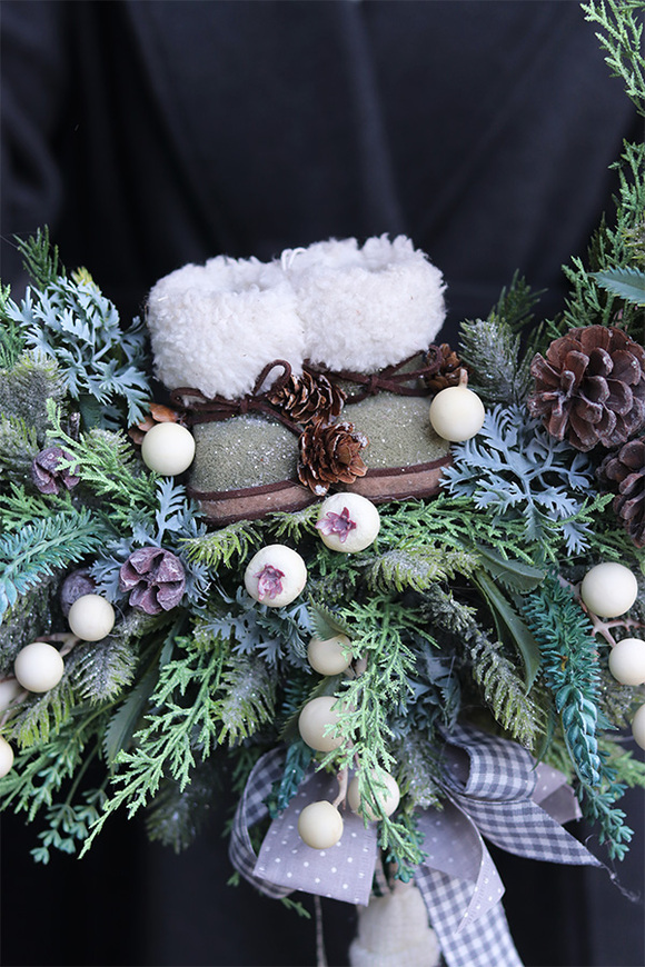 Zimowe buty, asymetryczny wianek na zimowy czas, śr.45cm