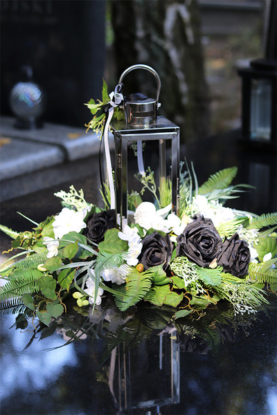 Angelo Garden Biało-Czarny, lampion nagrobny z kwiatami