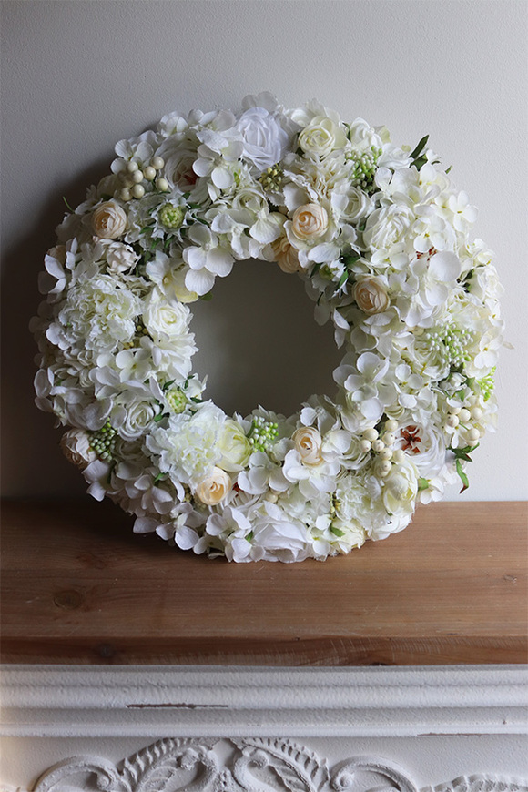 Bielina White, wianek z białych kwiatów