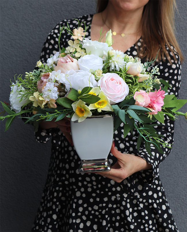 Abella Spring, kompozycja kwiatowa w donicy glamour, wym.40cm