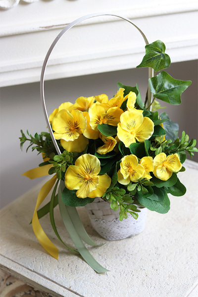 Żółte Bratki, wiosenny koszyk kwiatów