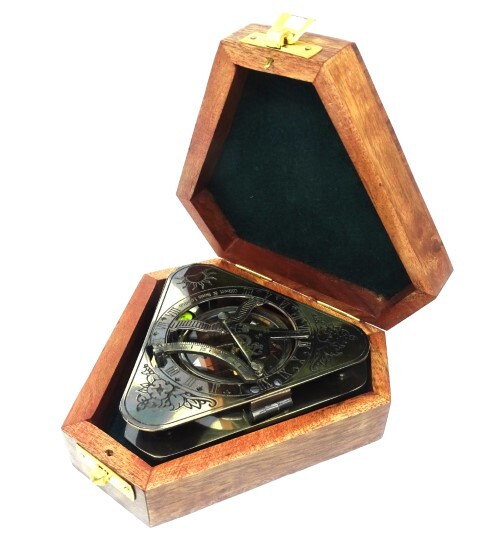 Triangular, trójkątny zegar słoneczny z kompasem w pudełku
