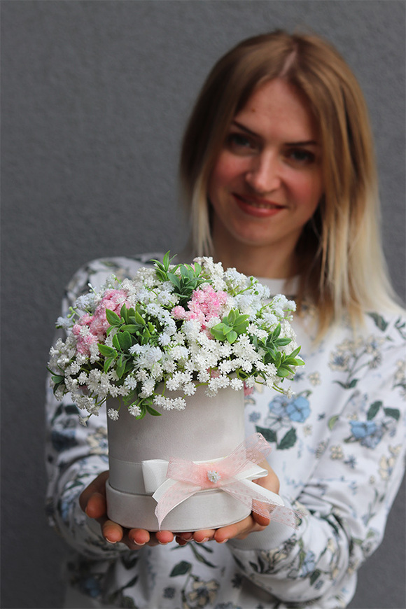 Kaszka Sweet, welurowy flowerbox z białymi kwiatami