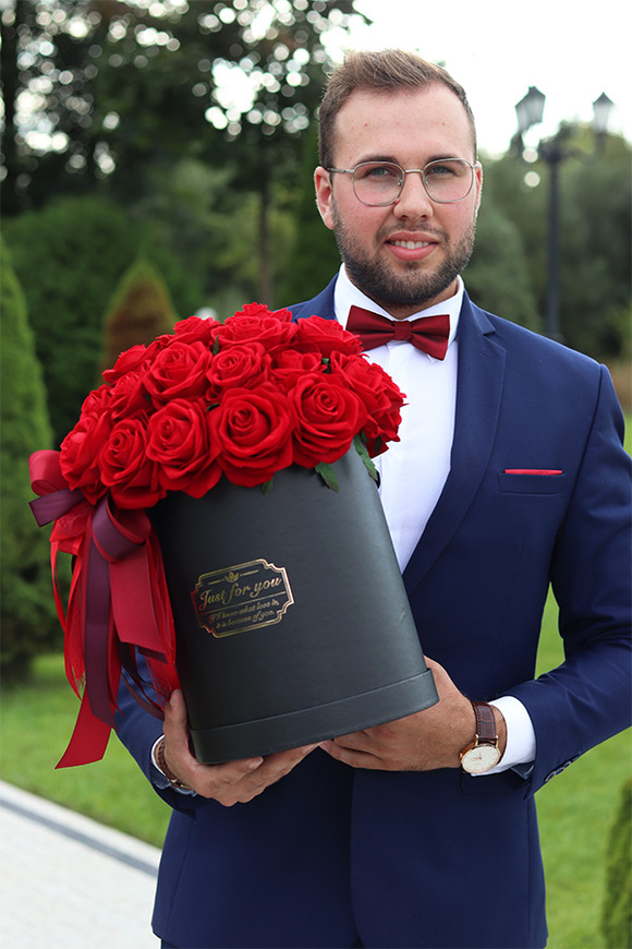 Krystian, romantyczny flowerbox z pąsowymi różami