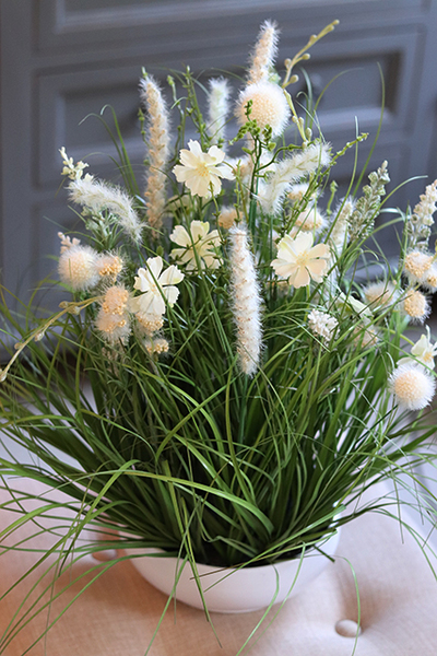 Salvatore White, wiosenna kompozycja traw i polnych kwiatów, wys.50cm