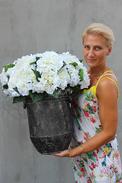 kompozycja kwiatowa Grigio biała hortensja M, wys.53cm