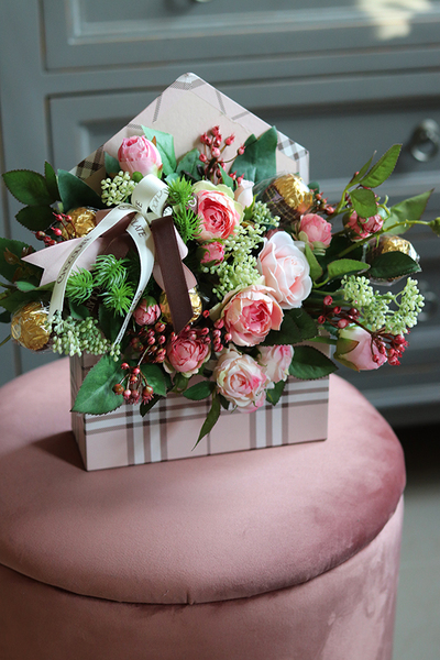 Chocolates, koperta / flowerbox z pralinami, Roses in Love, wym.30x40cm