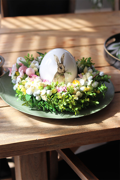 Zieleń Wielkanocna, stroik z jajem na talerzu,